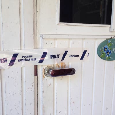 Poliisiteipillä suljettu Perhekoti Metsolan ovi.