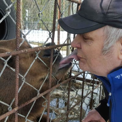 Kuusamon Juuso karhu ja isäntä Sulo Karjalainen.