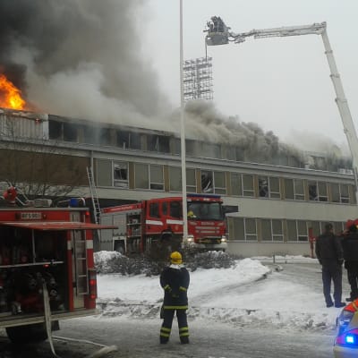 Kouvolan yhteiskoulun tulipaloa sammutetaan.