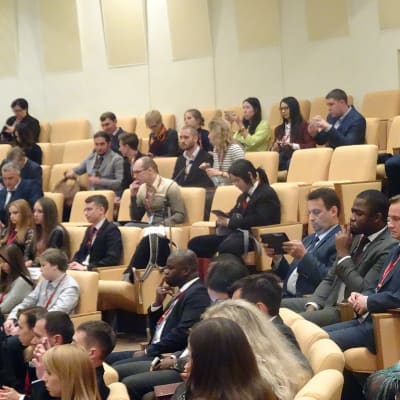 Venäjää puhuvia nuoria eri maista osallistuu foorumiin