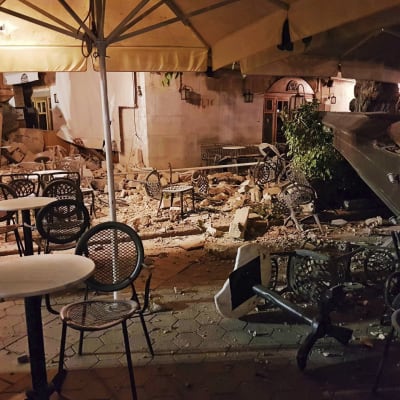 Bord och stolar har fallit omkull på Kos efter ett jordskalv.