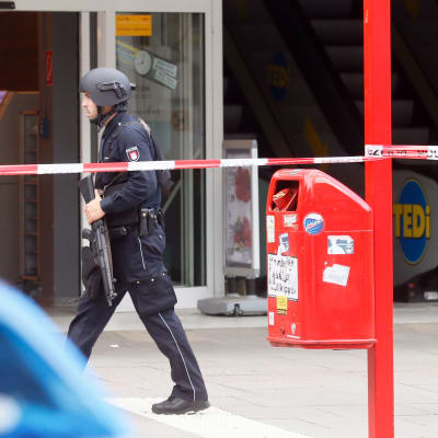 Tungt beväpnad Tysk polis efter knivattack i en matbutik i Hamburg 28.7.2017