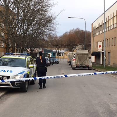 Poliiseja Vårby Gårdin metroaseman läheisyydessä.