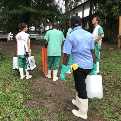 Lääkärit ilman rajoja -järjestön henkilöstöä Mbandakan sairaalalla Kongon demokraattisessa tasavallassa.