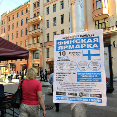 Suomalaismarkkinoita mainostetaan Pietarissa.