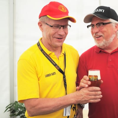 Lammin sahdin Pekka Kääriäinen nostaa lasillisen olutta kilpailun voiton kunniaksi yhdessä Suomalainen Olut ry:n puheenjohtaja Matti Heikkilän kanssa.