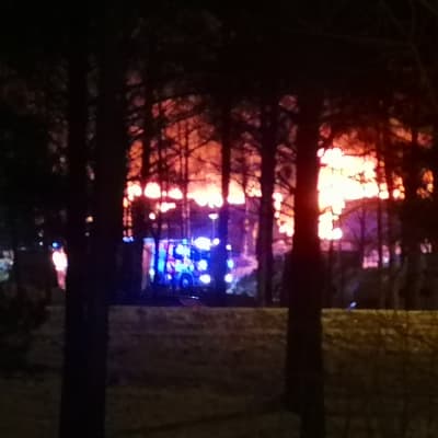 Teollisuushalli palaa Helsingin Konalassa