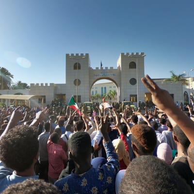 Mielenosoittajat olivat Sudanin armeijan päämajan edustalla Khartumissa sunnuntaina jo toista päivää.