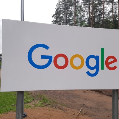 Googlen kyltti Haminan palvelinkeskuksen portin läheisyydessä.