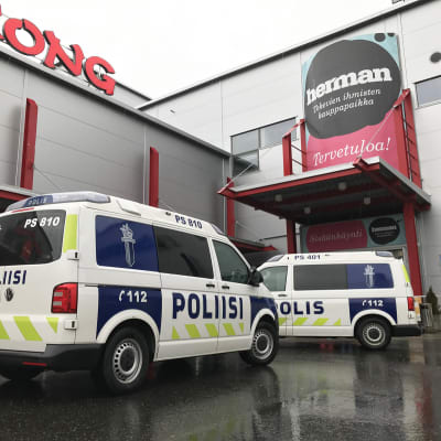 Poliisiautoja kauppakeksuksen edustalla.