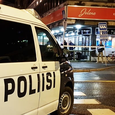 En polisbil på väg mot karaokebaren Jolene i Björneborg.