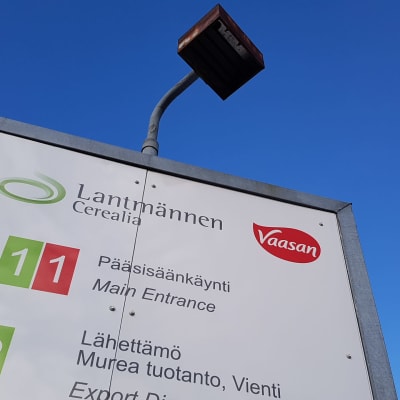 Tehdasalueen infotaulu Lantmännenin Kotkan tehtaan pihalla.