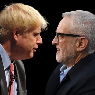 Boris Johnson ja Jeremy Corbyn tuijottavat toisiaan.