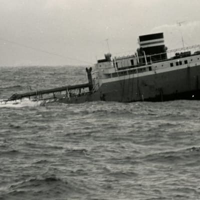 Öljylastissa kulkenut M/T Ragny upposi Atlantilla 50 vuotta sitten.