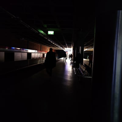 Pimeä Itäkeskuksen metroasema.