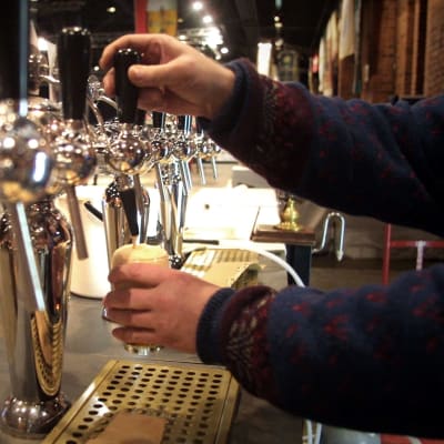 En bartender häller ett stop