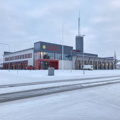 En brandstation i vinterlandskap. 