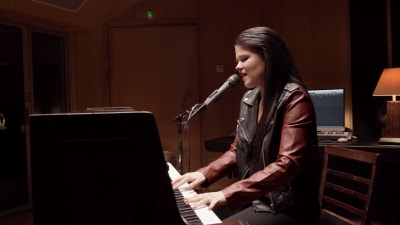 Saara Aalto soittaa pianoa