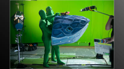 Inspelning av Coldplays musikvideo Daddy, en marionettdocka som föreställer en val.