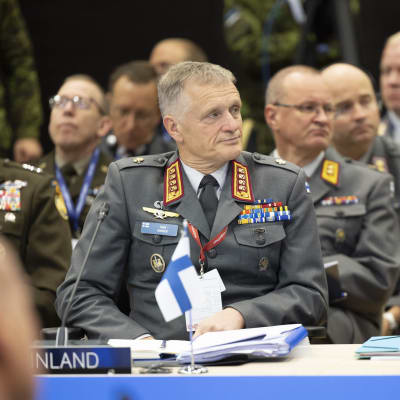 Puolustusvoimain komentaja Timo Kivinen Naton kokouksessa. 
