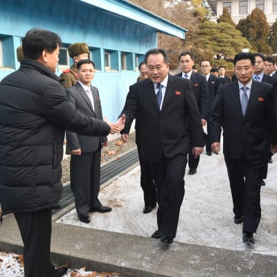 Den nordkoreanska delegationen med Ri Son-Gwon i spetsen anländer till mötet om vinter-OS med Sydkorea.