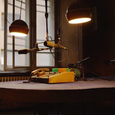 Radion puheohjelmastudion kalustoa Belgradissa: puhelin, mikrofoneja.
