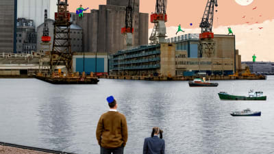 Två gestalter, en lång man och en liten hund, tittar ut över en hamnbassäng där fraktskepp ligger ankrade. I bakgrunden syns höghus och lyftkranar.