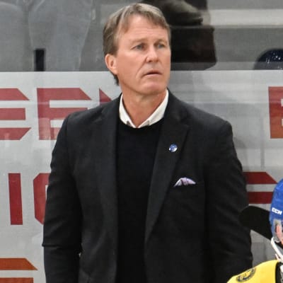 Johan Garpenlöv coachar sitt lag.