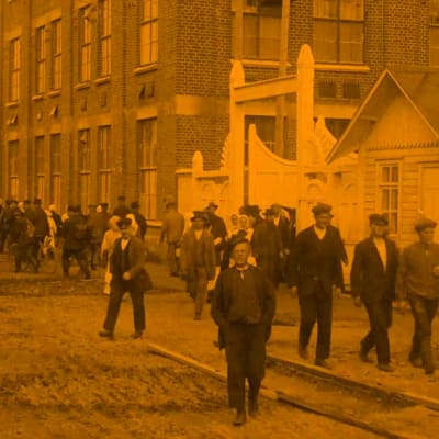 Nokian kumitehtaan työläisiä dokumenttielokuvassa Finlandia (1922)