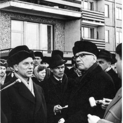 Kekkonen bekantar sig med Estlands första förort i sovjetisk stil Mustamäe i Tallinn. Till vänster Tallinns chefsarkitekt Dmitri Bruns