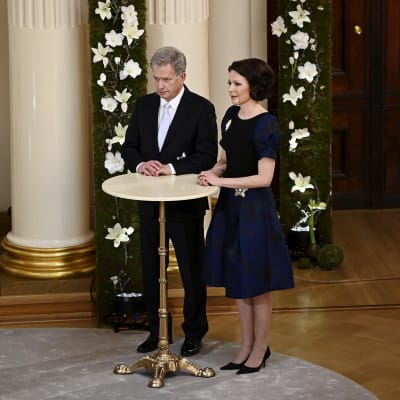Presidentti Sauli Niinistö ja rouva Jenni Haukio vastaamassa kansalaisten kysymyksiin itsenäisyyspäivän ohjelmassa Presidentinlinnassa Helsingissä 6. joulukuuta 2020.