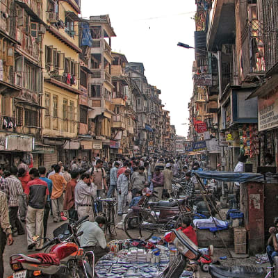 The Bazar in full swing - Bapty Rd, Chor Bazar, Bombay.