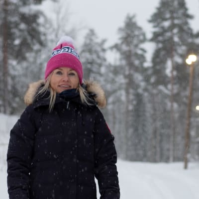 Nainen seisoo laskettelurinteessä.