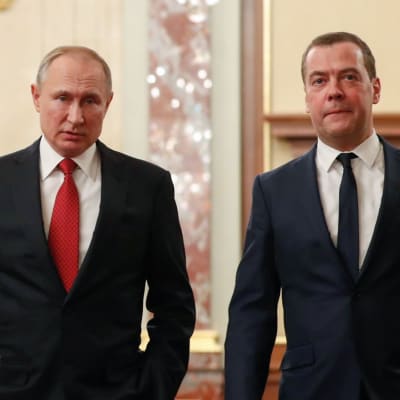 Vladimir Putin och Dmitrij Medvedev strax före regeringens sammanträde den 15 januari 2020. 