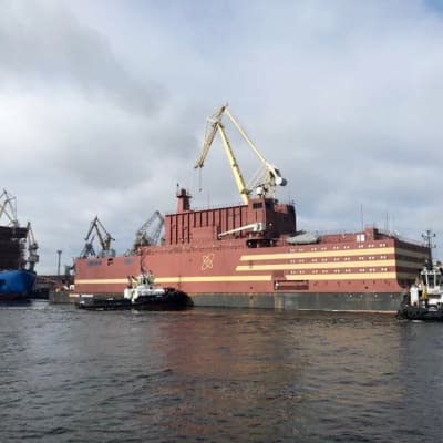Kelluva ydinvoimala satamassa Pietarissa.
