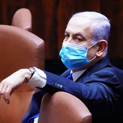 Benjamin Netanjahu Knessetin istunnossa.