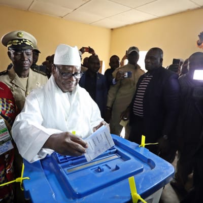Presidentti Ibrahim Boubacar Keita äänestämässä