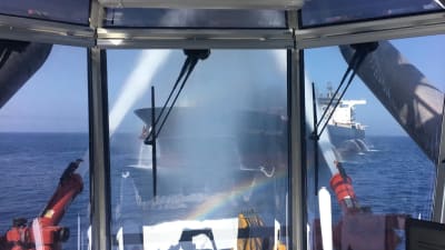 Brandmän försöker släcka branden på det norska tankfartyget Frontline som på torsdagen drabbades av tre explosioner