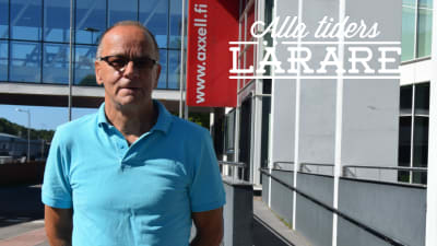 En man i blå skjorta står utanför Axxell i Karis. Han heter Clas Smeds.