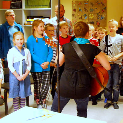Elever i Kyrkostrands-Jungmans skola sjunger