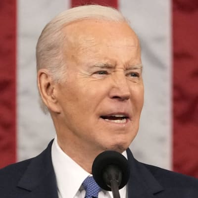 Joe Biden står i talarbåset i USA:s kongress och håller tal.
