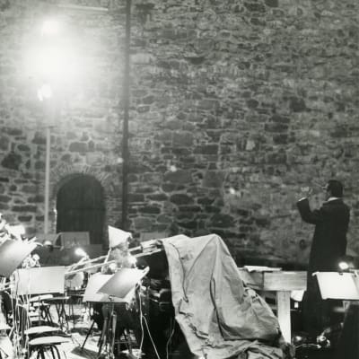 Meri Louhos säestää pianolla Fideliota Olavinlinnassa 1968.