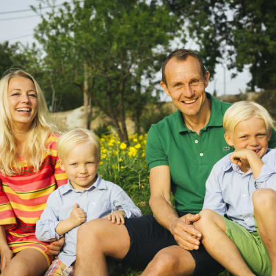 Familjen Nystedt Maria och Magnus med sönerna Adrian och Maximilian.