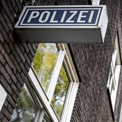 Mörk tegelbyggnad med en skylt med texten polizei, som betyder polis på tyska. Det här är polisstationen i Muelheim an der Ruhr.
