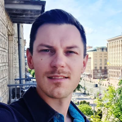 Yle Novostin toimittaja Maxim Fedorov Kiovassa.