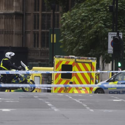 Polis har anlänt till händelseplatsen i London efter att en bil kraschat in i säkerhetsbarriären som omger parlamentet i London.