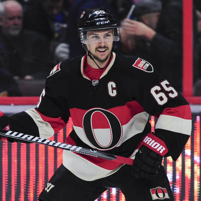 Erik Karlsson, här i Ottawa Senators, vinner Guldpucken 2016.