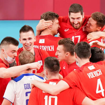 Ryska volleybollspelare firar.