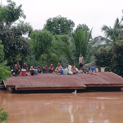 Räddningsmanskap i Laos försöker evakuera och rädda överlevande som hotas av vattenmasor