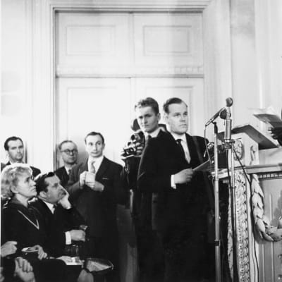 Kekkonen håller sitt uppmärksammade tal i universitetets aula den 12 mars 1964. Redaktör Eero Saarenheimo från Rundradion bandar